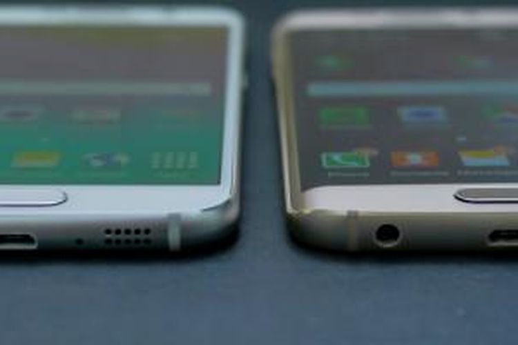 Perbedaan utama Galaxy S6 (kiri) dan Galaxy S6 Edge terletak di bentuk layar, di mana Galaxy S6 Edge memiliki layar yang melengkung di sisi kanan dan kiri untuk menampilkan sejumlah informasi dan notifikasi. Kapasitas baterai kedua ponsel juga sedikit berbeda. Di luar dua hal itu, mereka mengusung spesifikasi yang serupa