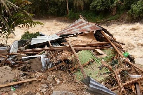 Rumah Hancur Tersapu Air Bah, Suami Tewas, Istri Belum Ditemukan