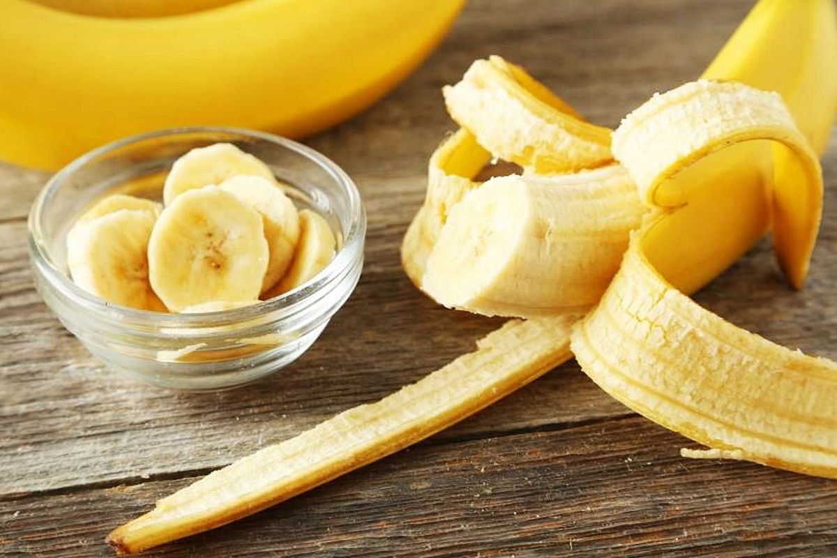 Ilustrasi memotong buah pisang utnuk menurunkan tekanan darah tinggi