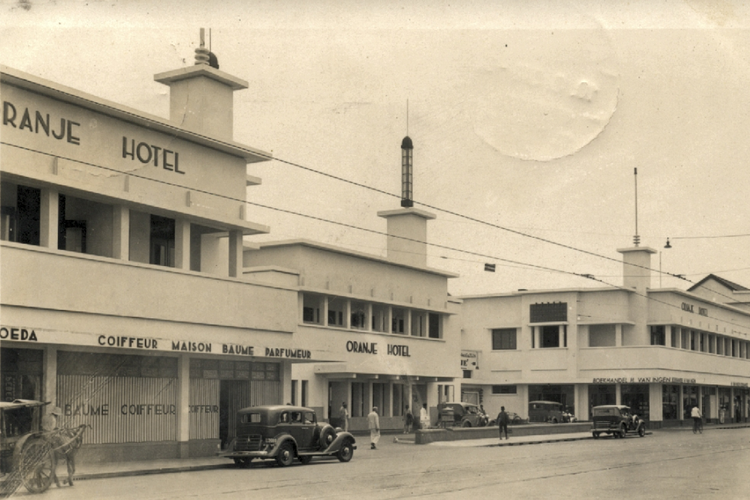Orange Hotel di Surabaya, lokasi perobekan bendera Belanda ketika Pertempuran Surabaya. 
