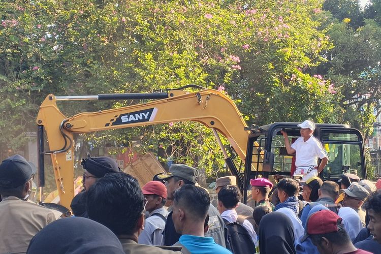 Bongkar 50 Lapak Liar di Depan Poltekkes Bandung, Dedi Mulyadi: Kembalikan Fungsi Trotoar dan Taman