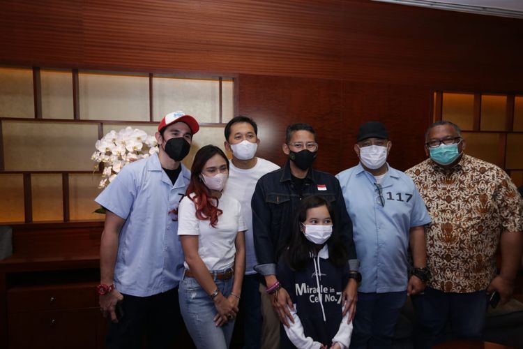 Menteri Pariwisata dan Ekonomi Kreatif (Menparekraf) Sandiaga Uno dan beberapa cast film hadir dalam acara nonton bareng (nobar) Miracle In Cell No.7 di kawasan Senayan, Jakarta Pusat, Sabtu (1/10/2022).