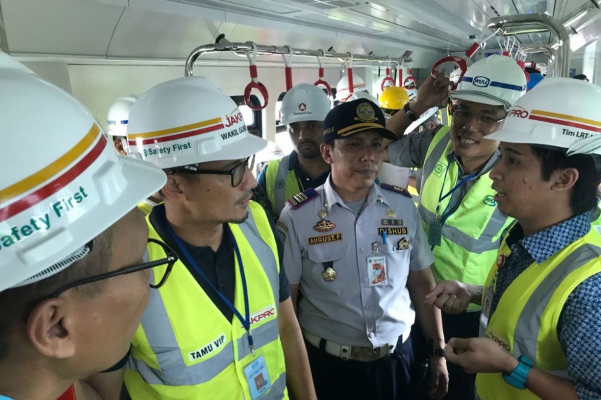 Wakil Gubernur DKI Jakarta mencoba LRT di kawasan Kelapa Gading, Jakarta Utara, Kamis (14/6/2018).