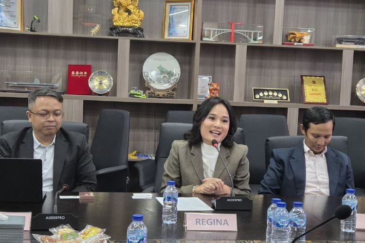 Founder and Chairwoman IYCBC Regina Vianney Ayudya memberikan arahan kepada para delegasi muda Indonesia sebelum keberangkatan ke China. 