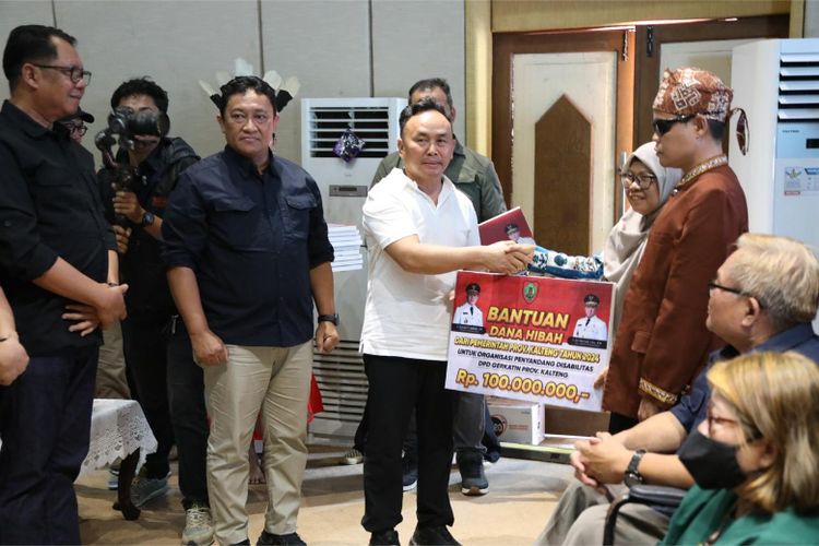 Penyerahan bantuan dana hibah secara simbolis dalam kegiatan Jambore Potensi dan Sumber Daya Kesejahteraan Sosial (PSKS) atau Relawan Sosial di GPU Manggatang Tarung, Kabupaten Kapuas, Sabtu (14/9/2024)