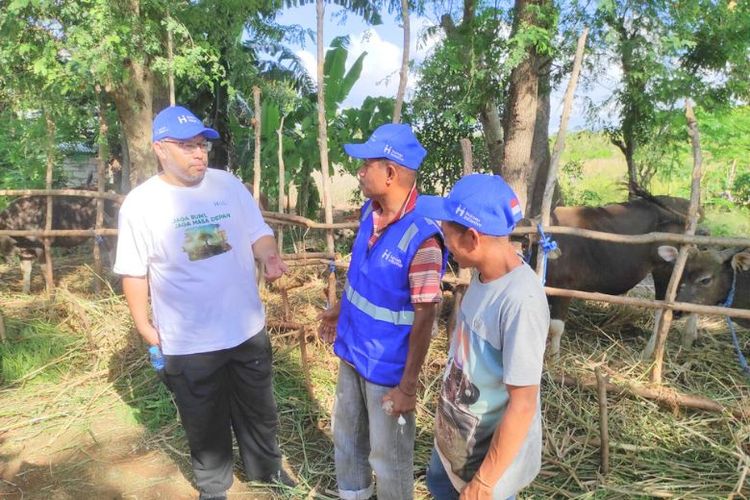 Vice President Communication and Development Human Initiative saat berbincang dengan peternak sapi asal Kupang, Nusa Tenggara Timur, Arnoldus dan Andreas. 