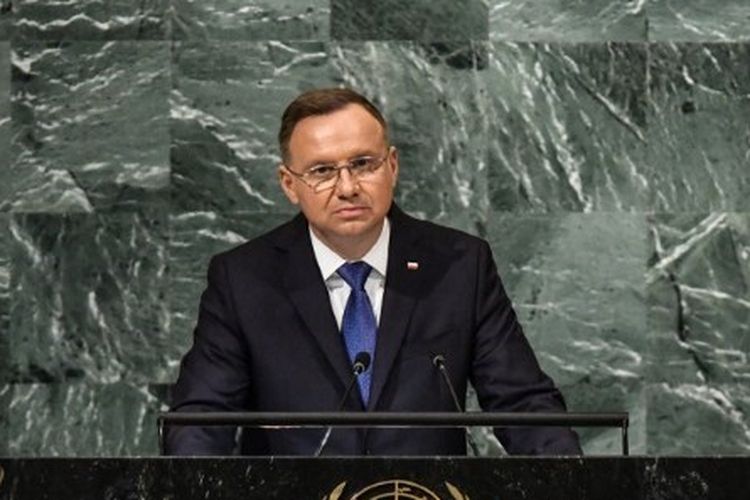 Andrzej Duda, Presiden Polandia, berpidato di Majelis Umum PBB pada 20 September 2022 di New York City. Dia mengatakan pada Rabu (16/11/2022), belum ada bukti jelas siapa yang menembakkan rudal ke negaranya pada Selasa (15/11/2022) dan newaskan 2 orang.