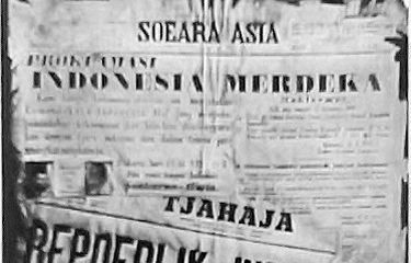 surat kabar yang pertama kali menyebarluaskan kemerdekaan indonesia adalah