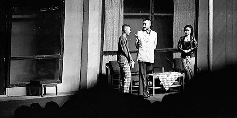 Pelawak Gepeng, Tarsan dan Jujuk saat tampil di panggung menghibur penonton pada pementasan pertama grup lawak Srimulat dengan lakon, Cinta Tahan Karat  di gedung pertunjukan Srimulat,  Taman Ria Remaja, 10 Oktober 1981.