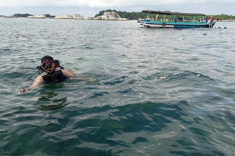 Wisatawan dengan peralatan selam permukaan (snorkeling) di kawasan Pulau Kelayang, Belitung, Jumat (18/10/2024).