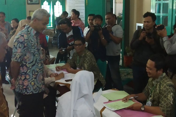 Gubernur Jateng Ganjar Pranowo tinjau kesiapan PPDB Online SMA di Solo, Jawa Tengah, Jumat (28/6/2019).
