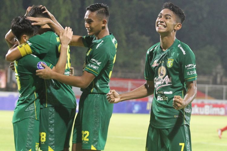 Pemain muda Persebaya, Marselino Ferdinan, melakukan selebrasi selepas menjebol gawang PSM Makassar dalam laga Liga 1 2021-2022 di Stadion I Gusti Ngurah Rai, Bali, Jumat 14 Januari 2022.