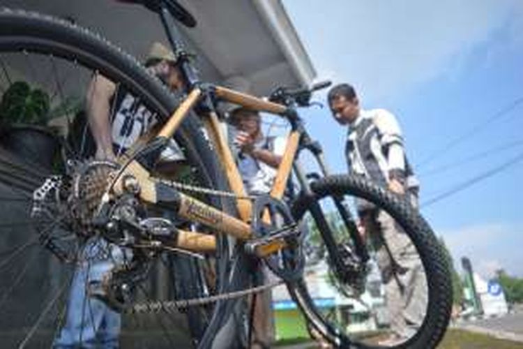 Sepeda ini dari rangka Bambu Petung. Sepeda ini diproduksi terbatas oleh Singgih dan kawan-kawannya yang bisa digunakan seorang dengan bobot 90 kg.