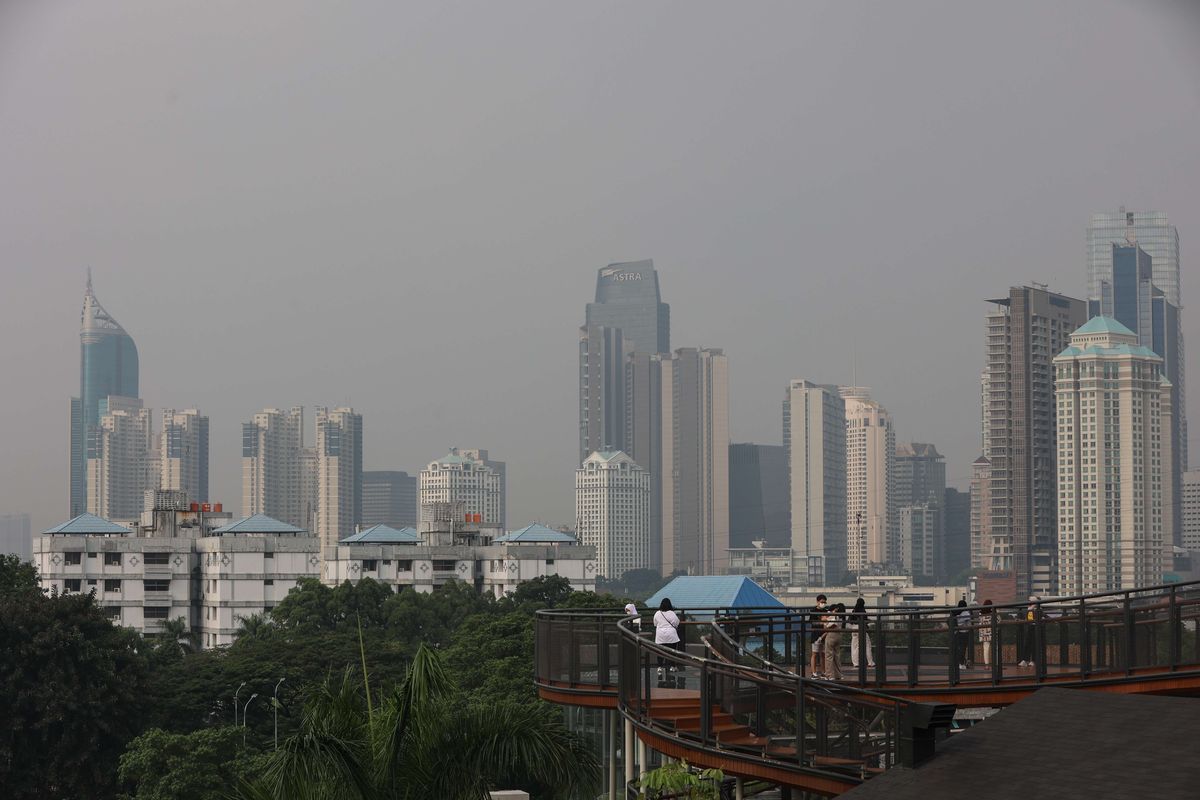 Kabut menyelimuti langit Jakarta, Rabu (3/8/2022). Pada bulan Juni 2022 lalu, DKI Jakarta dinobatkan sebagai daerah dengan kualitas udara terburuk pertama di dunia.