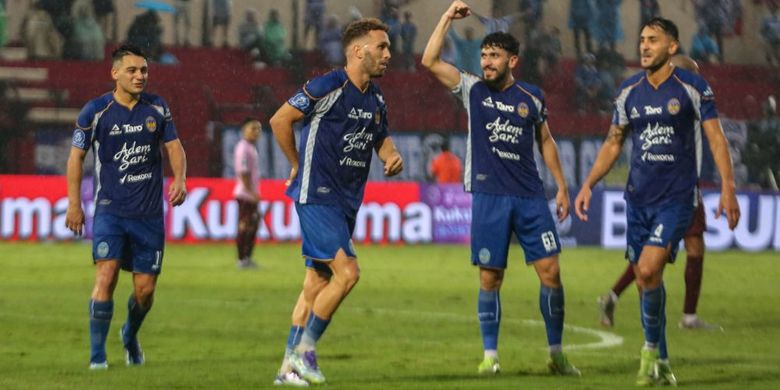 Pesepak bola PSIM Yogyakarta Jose Pedro Ze Valente (kedua kiri) melakukan selebrasi bersama rekannya seusai berhasil menjebol gawang Persik Kediri pada laga BRI Super League di Stadion Sultan Agung, Bantul, D.I Yogyakarta, Jumat (31/10/2025). PSIM Yogyakarta menang atas Persik Kediri dengan skor 2-1. ANTARA FOTO/Andreas Fitri Atmoko/YU