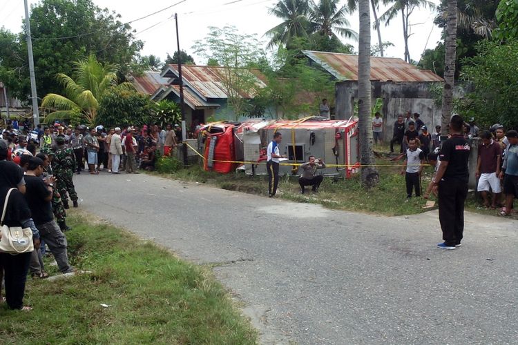 Suasana mobil damkar terguling di jalan, Selasa (30/1/2018).