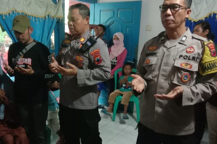 Penyerahan balita yang dilentarkan di di Desa Banjarsari Kulon, Kecamatan Sokaraja, Kabupaten Banyumas, Jawa Tengah, Kamis (4/7/2024).