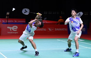 Pasangan ganda putra Pramudya Kusumawardana/Yeremia Erich Yoche Yacob Rambitan menang atas pasangan Rusia, Vladimir Ivanov/Ivan Sozonov. Mereka pun maju ke babak kedua Indonesia Masters 2021.