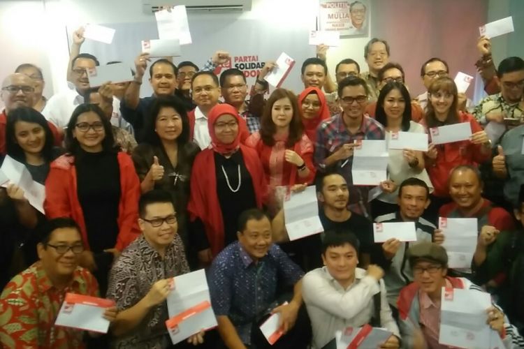 Partai Solidaritas Indonesia (PSI) mengumumkan bakal calon anggota legislatif yang lolos tes wawancara gelombang pertama, di Kantor DPP PSI, Jakarta, Sabtu (16/12/2017). Vokalis Nidji Giring Ganesha juga lolos dalam tes wawancara ini.