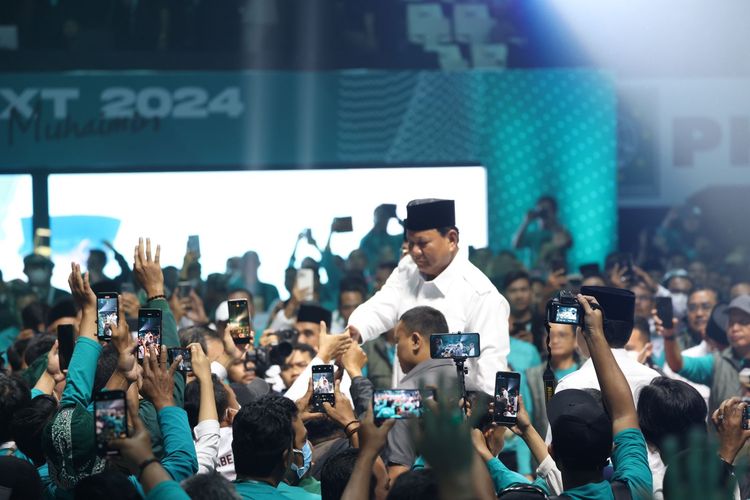 Ketua Umum Partai Gerindra Prabowo Subianto menyalami kader PKB dalam agenda “PKB Road To Election 2024” di Senayan, Jakarta, Minggu (30/10/2022) siang.