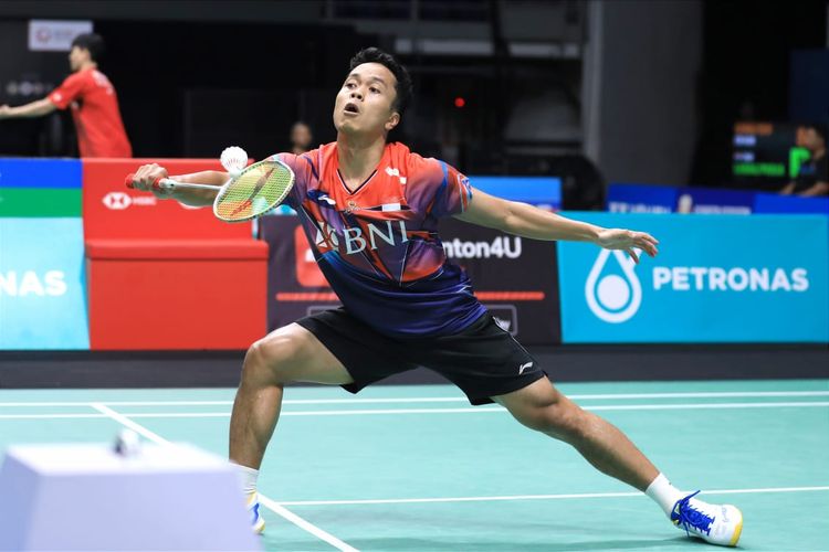Tunggal putra Indonesia Anthony Sinisuka Ginting beraksi dalam rangkaian babak pertama atau 32 besar Malaysia Open 2023 di Axiata Arena, Kuala Lumpur, Selasa (10/1/2023).
