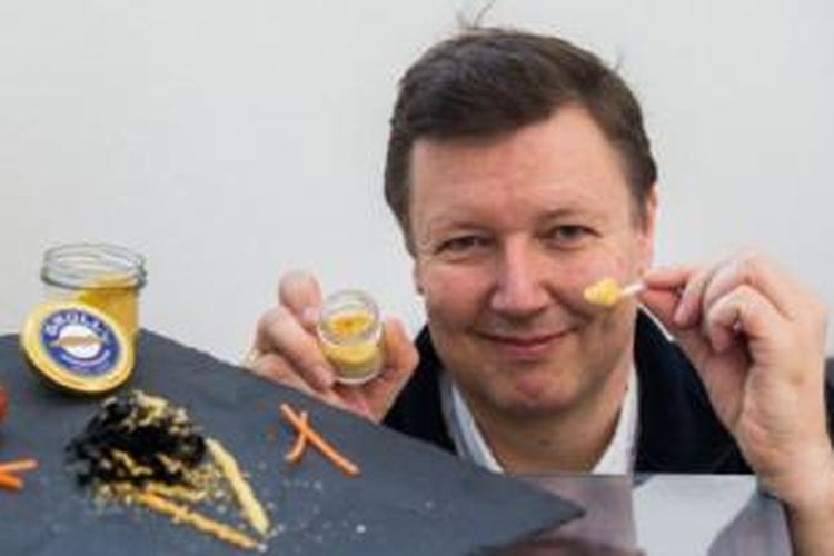 Walter Gruel (51) memperlihatkan kaviar jenis baru hasil karyanya yang dihargai Rp 1,4 miliar untuk setiap kilogramnya.
