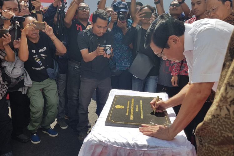 Menko Maritim Luhut Binsar Panjaitan saat meresmikan Underpass Simpang Tugu Ngurah Rai di Badung, Bali, Sabtu (22/9/2018).