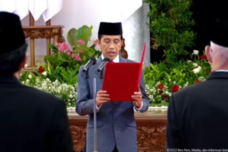 Presiden Joko Widodo saat melantik delapan orang Dewan Pengarah serta Kepala serta Wakil Kepala Badan Pembinaan Ideologi Pancasila (BPIP) periode 2022-2027 di Istana Negara, Selasa (7/6/2022).