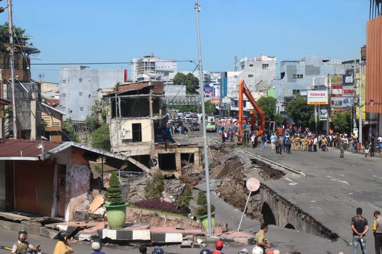 Ambruknya pertokoan jompo di Kabupaten Jember berdampak pada saluran pipa PDAM  