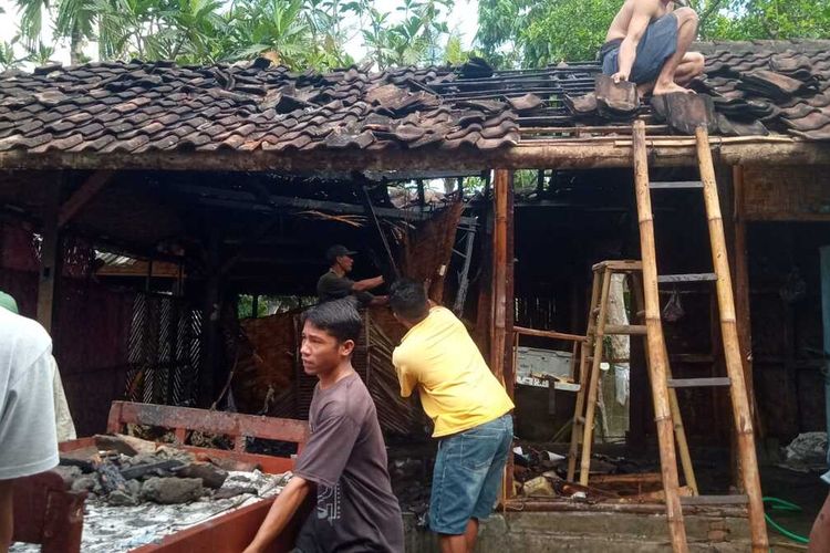 TKP. kebakaran Rumah Seorang Pasangan Tua di Lombok Tengah Ludes Terbakar Diduga Tabung Gas LPG Bocor