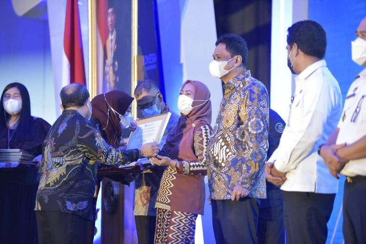 Bupati Luwu Utara Indah Putri Indriani saat menerima penghargaan dari BI dalam forum Pertemuan Tahunan Bank Indonesia 2021 bertema ?Bangkit dan Optimis, Sinergi dan Inovasi untuk Pemulihan Ekonomi? di Hotel Claro Makassar, Rabu (24/11/2021).
