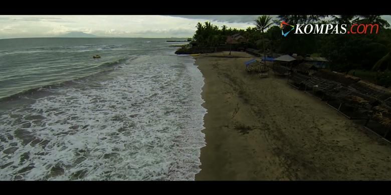Pantai Jambu Anyer, Jawa Barat, direkam dari udara menggunakan drone.