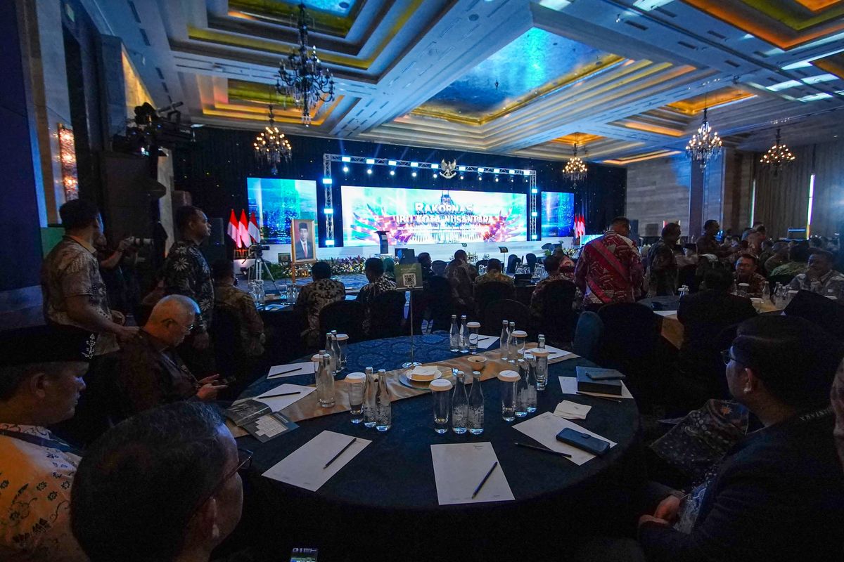 Bupati Siak Alfedri hadir bersama kepala daerah provinsi, kabupaten dan kota se-Indonesia menghadiri Rapat Koordinasi dengan tema Kolaborasi Pemerintah Daerah dan Ibu Kota Nusantara untuk Mewujudkan Kota Dunia Untuk Semua, di Grand Ballroom Hotel Kempinski, Jakarta, Kamis (14/3/2024).