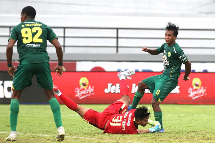 Tendangan pemain muda Persebaya Surabaya Supriyadi digagalkan penjaga gawang Persik Kediri Diskri Yusron saat pertandingan pekan 30 Liga1 2021-2022 yang berakhir dengan skor 1-0 di Stadion Kapten I Wayan Dipta Gianyar, Kamis (10/3/2022) sore.