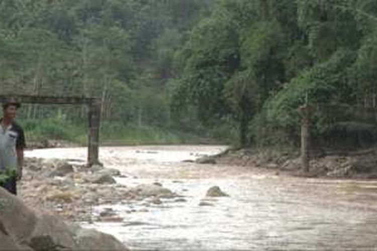 Jembatan utama penghubung Desa Depok, Kecamatan Panggul, Kabupaten Trenggalek, menuju Desa Gedangan, Kecamatan Ngrayun, Kabupaten Ponorogo, Jawa Timur, putus total akibat banjir Oktober 2016.