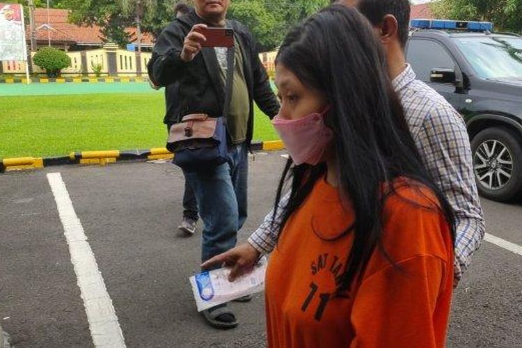 Polisi menggiring NY, pelaku pembunuhan bayi di Cirebon. NY ditangkap karena membunuh anaknya yang baru saja dilahirkan pada Minggu (15/9/2024).