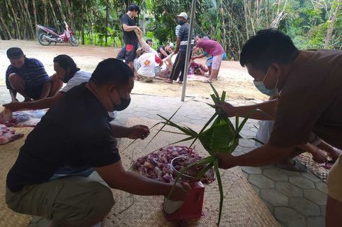 Tradisi Ramah Lingkungan Warga Kulon Progo, Gunakan Daun Kelapa Bungkus Daging Kurban