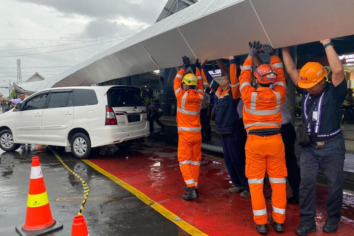 Hujan deras akibatkan kanopi robih dan menimpa mobil di Stasiun Yogyakarta, Kamis (4/1/2024)