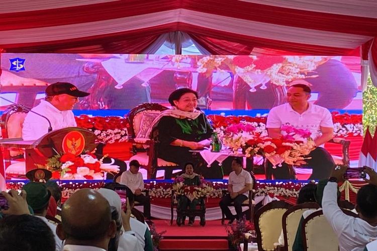 Presiden Kelima RI serta Ketua Dewan Pengarah Badan Riset dan Inovasi Nasional (BRIN), Megawati Soekarnoputri memberikan arahan setelah meresmikan Kebun Raya Mangrove Gunung Anyar, Surabaya, pada Rabu (26/7/2023). 