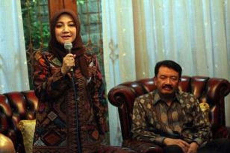 Istri calon Kapolri Komjen Pol Budi Gunawan, Susilawati Rahayu, memberikan sambutan saat mendapat kunjungan dari Komisi III DPR RI di kediamannya Jalan Duren Tiga Barat VI, Pancoran, Jakarta Selatan, Selasa (13/1/2015).