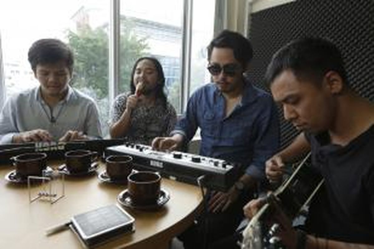 Empat dari lima personel band Neurotic, Byanos, JMono, Andra, dan Satriyo (dari kiri ke kanan), tampil dalam K-Akustik, acara bincang-bincang musik yang ditayangkan langsung melalui internet di Kompas.com, Jakarta, Kamis (6/11/2014) sore. Neurotic menyajikan sejumlah lagu dan bercerita mengenai album mereka, yang berjudul Weird.