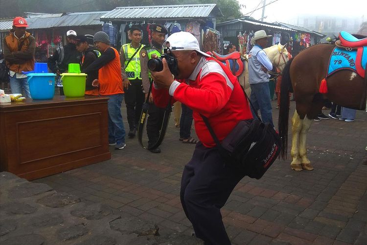 Parmanto, fotografer amatir yang telah mengabadikan keindahan Telaga Sarangan selama 31 tahun terakhir. Satu lembar foto mereka hanya memasang tariff Rp 10.000.