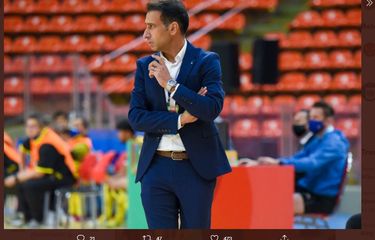 Pelatih timnas futsal Indonesia, Mohammad Hashemzadeh, saat mendampingi tim berlaga pada ajang Piala AFF Futsal 2022 di Bangkok, Thailand. (Sumber foto: Tangkapan layar Twitter Timnas Futsal Indonesia/@timnasfutsalIDN)