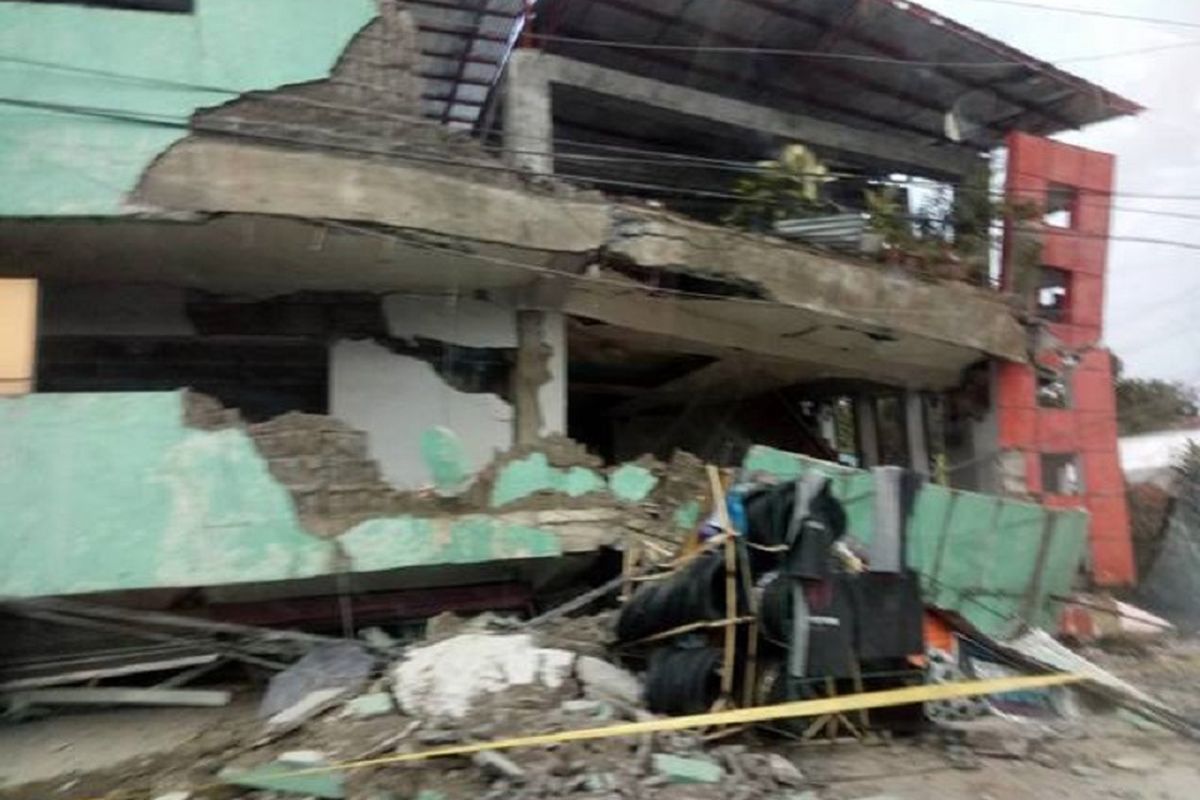 Sebuah bangunan komersial di kota Kananga, Provinsi Leyte, Filipina tengah ambruk akibat gempa berkekuatan 6,5 skala Richter, Kamis (6/7/2017). Sedikitnya dua orang tewas dan sejumlah orang masih terperangkap di dalam puing bangunan.