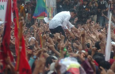 Calon Presiden nomor urut 01 Joko Widodo menyapa pendukung ketika kampanye terbuka di Lapangan Dukuhsalam, Kabupaten Tegal, Jawa Tengah, Kamis (4/4/2019). Dalam kampanyenya, Jokowi menyampaikan program Kartu Sembako, Kartu Prakerja dan Kartu KIP Kuliah serta memenangkan pasangan Jokowi-Maruf Amin pada pilpres 17 April mendatang.