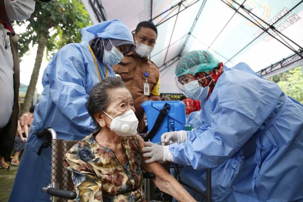 Baru dimulai sekitar satu pekan, capaian vaksinasi booster kedua pada lansia di Kota Tangerang sudah mencapai sekitar 3.122 lansia, Senin (12/12/2022).