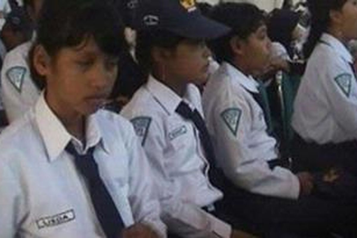 70 persen anak putus sekolah di Polewali Mandar karena alasan orang tua mereka tidak sanggup membeli seragam sekolah yang mencapai Rp 500 ribu per orang.