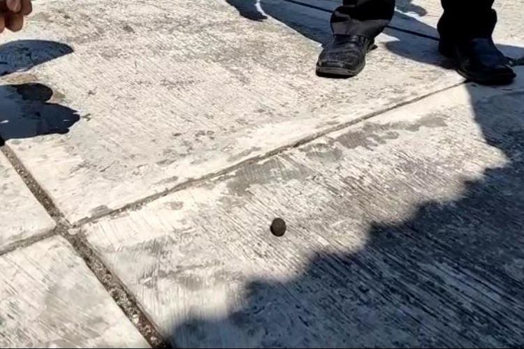 Batu yang ditemukan oleh pekerja saat memasang paving di halaman SMPN 1 Mayang Kabupaten Jember 
