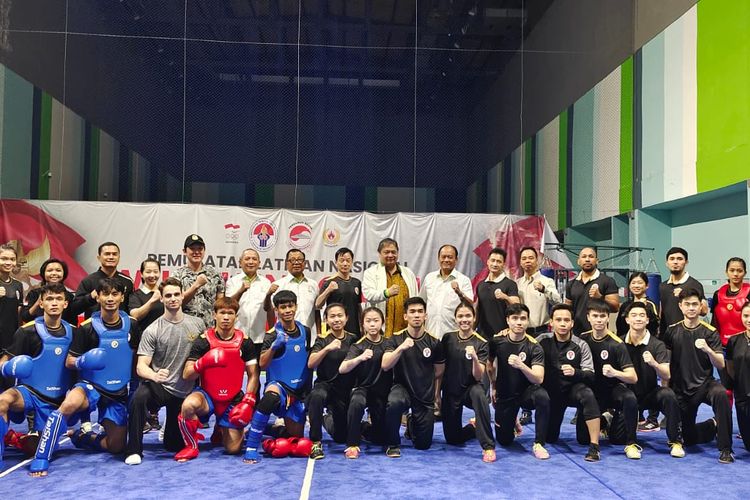 Ketua Umum Pengurus Besar Wushu Indonesia (PB WI), Airlangga Hartarto, mengunjungi persiapan Timnas Wushu Indonesia yang akan tampil pada SEA Games 2023 Kamboja di Gedung GBK Arena Senayan, Jakarta, Jumat (24/2/2023). 