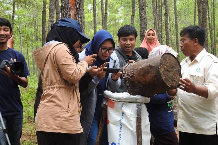 Sejumlah jurnalis berada di lokasi penyadapan getah dalam program Journalit Visit terkait Pengelolaan Hutan Produksi Lestari di Provinsi Aceh, menyangkut sertifikasi legalitas kayu oleh PT THL, Selasa (11/12/2018).